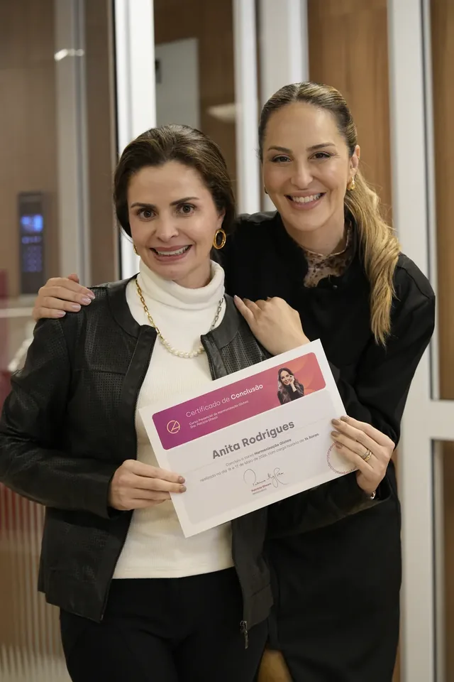 Aluna recebendo o certificado com a Dra. Patricia Ghezzi